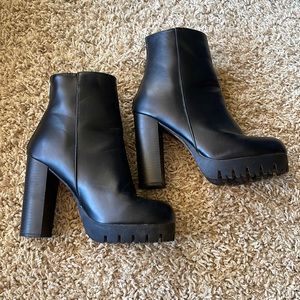 Platform black boots